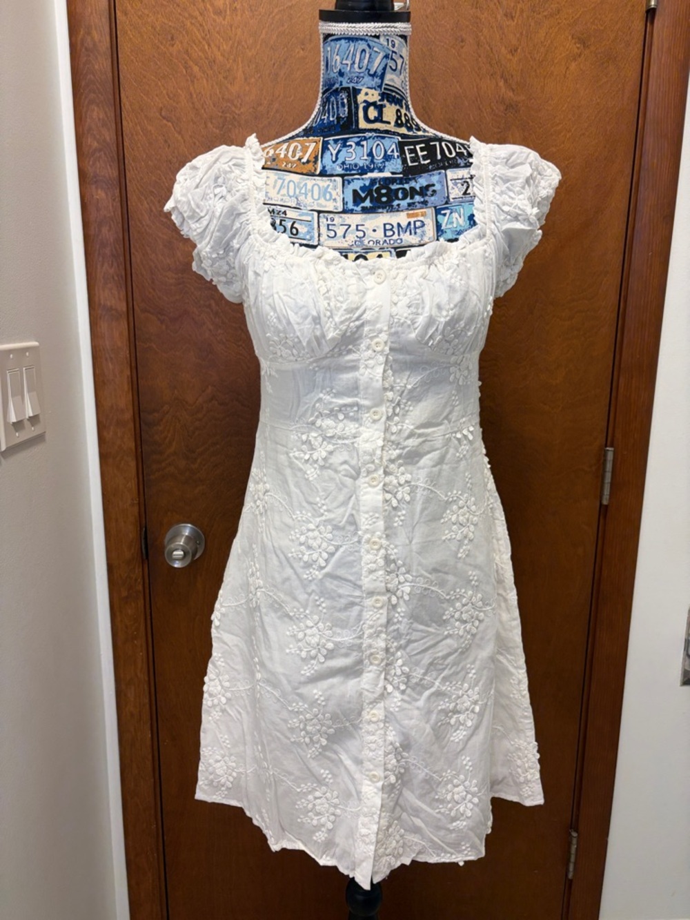 One pretty time White Embroidered Button-Front Women's Dress size medium, NWT